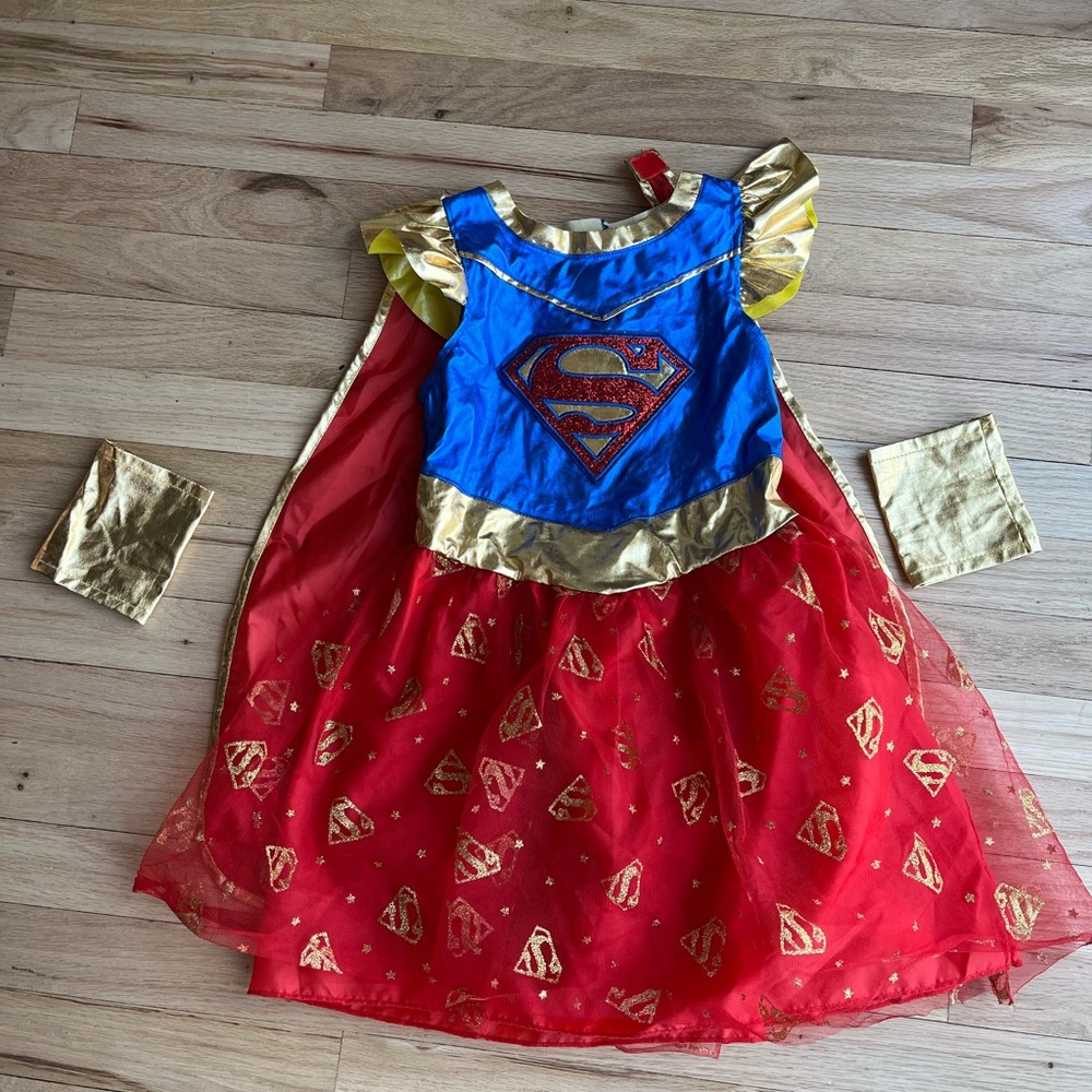 Bold Red and Blue Superhero Costume with Iconic Logo T3/5